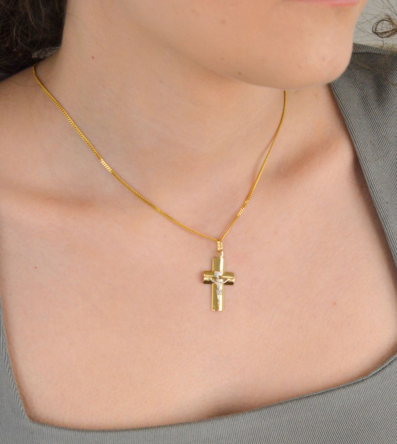 Złota zawieszka krzyżyk z wizerunkiem z dodatkiem białego złota ZA 6352, próba 333. Złota zawieszka w kształcie krzyżyka z wizerunkiem Jezusa. 1.jpg